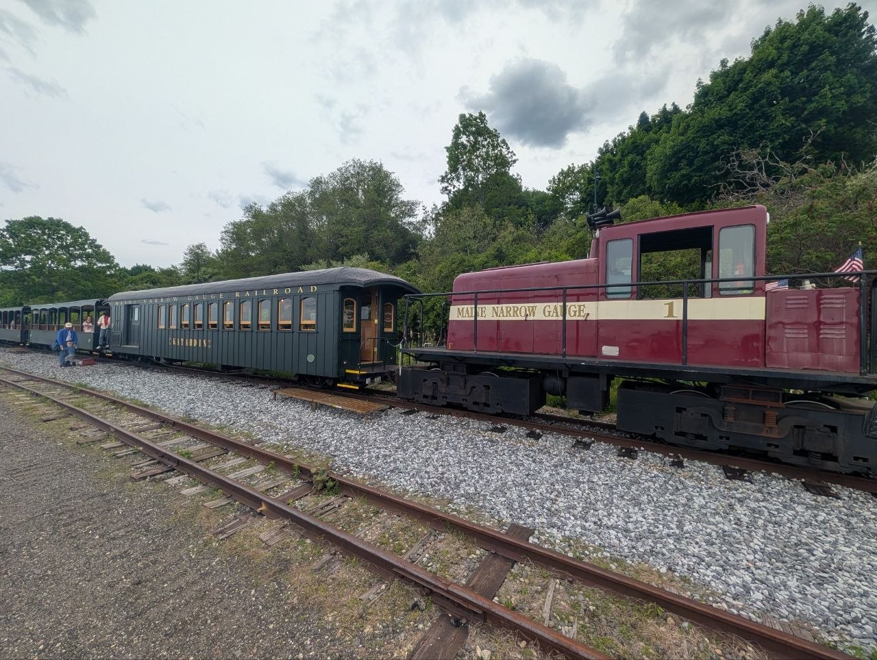 The full narrow-gauge train alongside the tracks